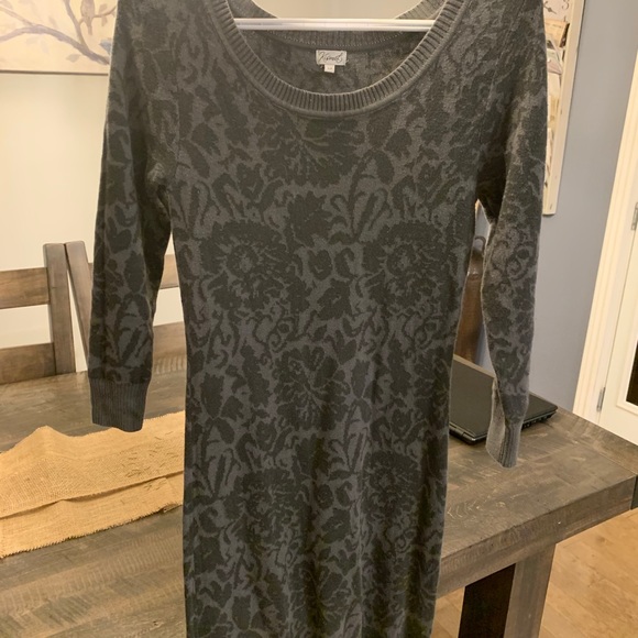 Beautiful floral printed sweater dress. - Picture 4 of 5